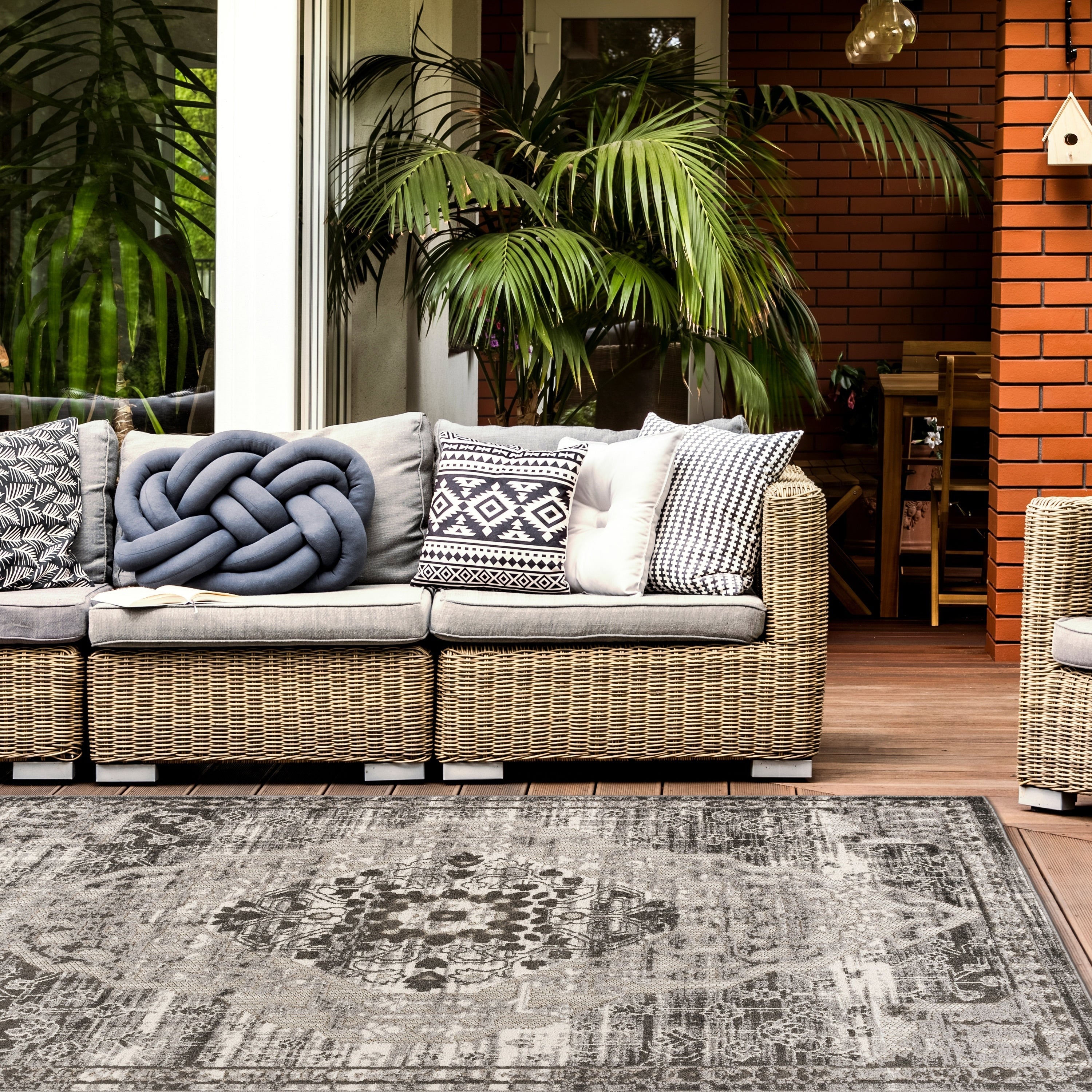 World Rug Gallery Distressed Traditional Indoor/Outdoor Area Rug