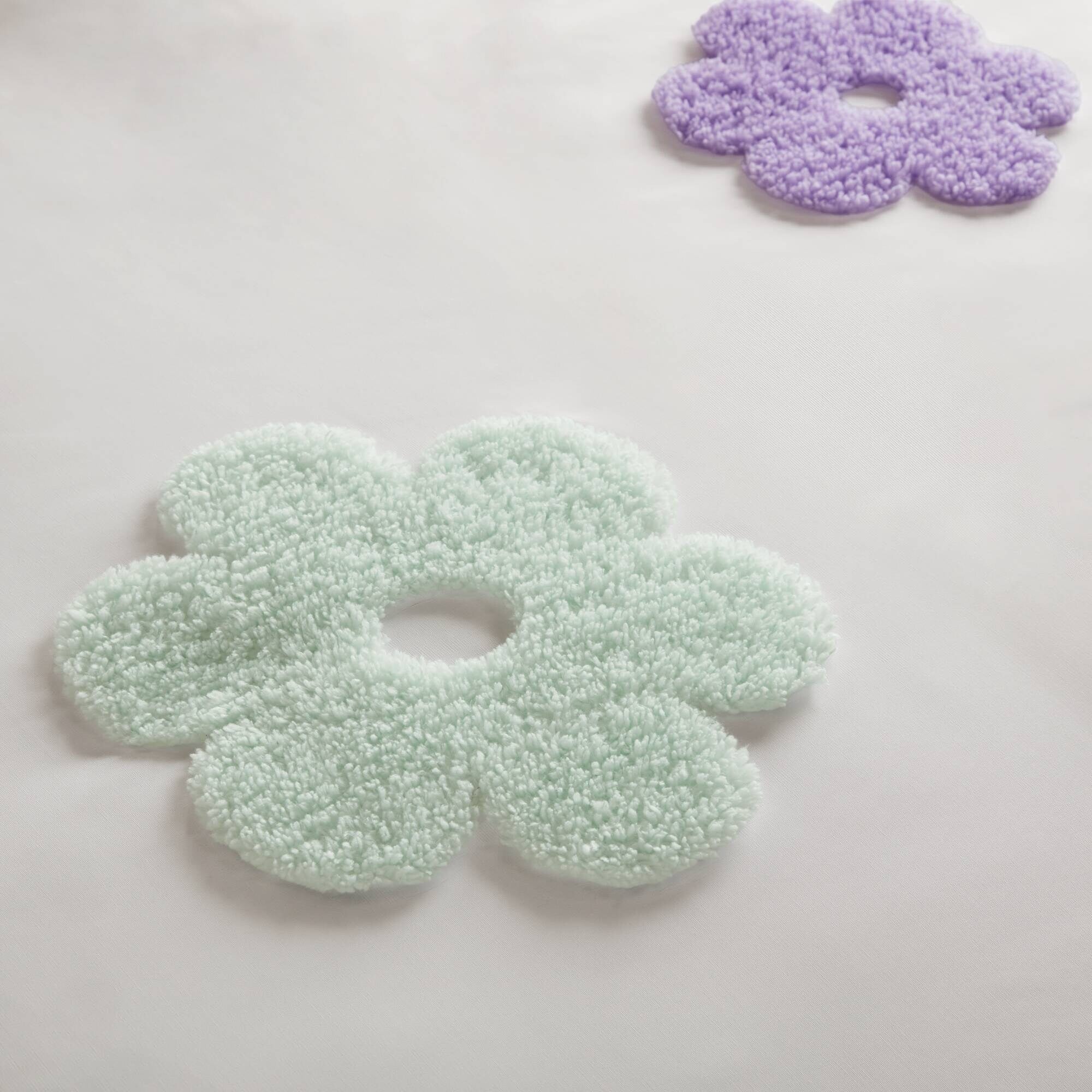 Intelligent Design Kids Madeline Floral Reversible Tufted Chenille Duvet Cover Set