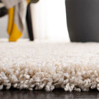 SAFAVIEH Evolution Shag Fransien Solid 1.8-inch Thick Rug