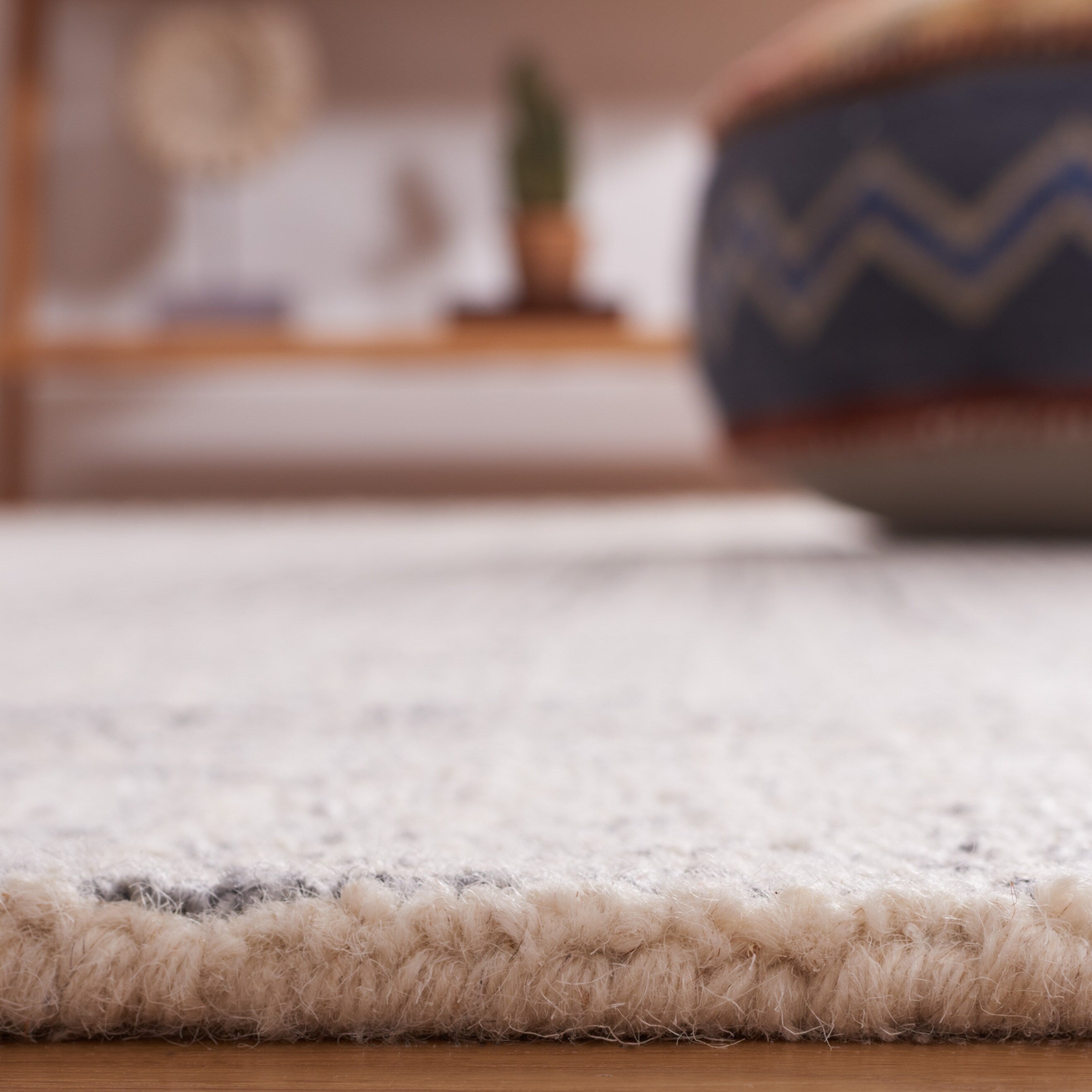 SAFAVIEH Handmade Abstract Maggy Modern Wool Rug