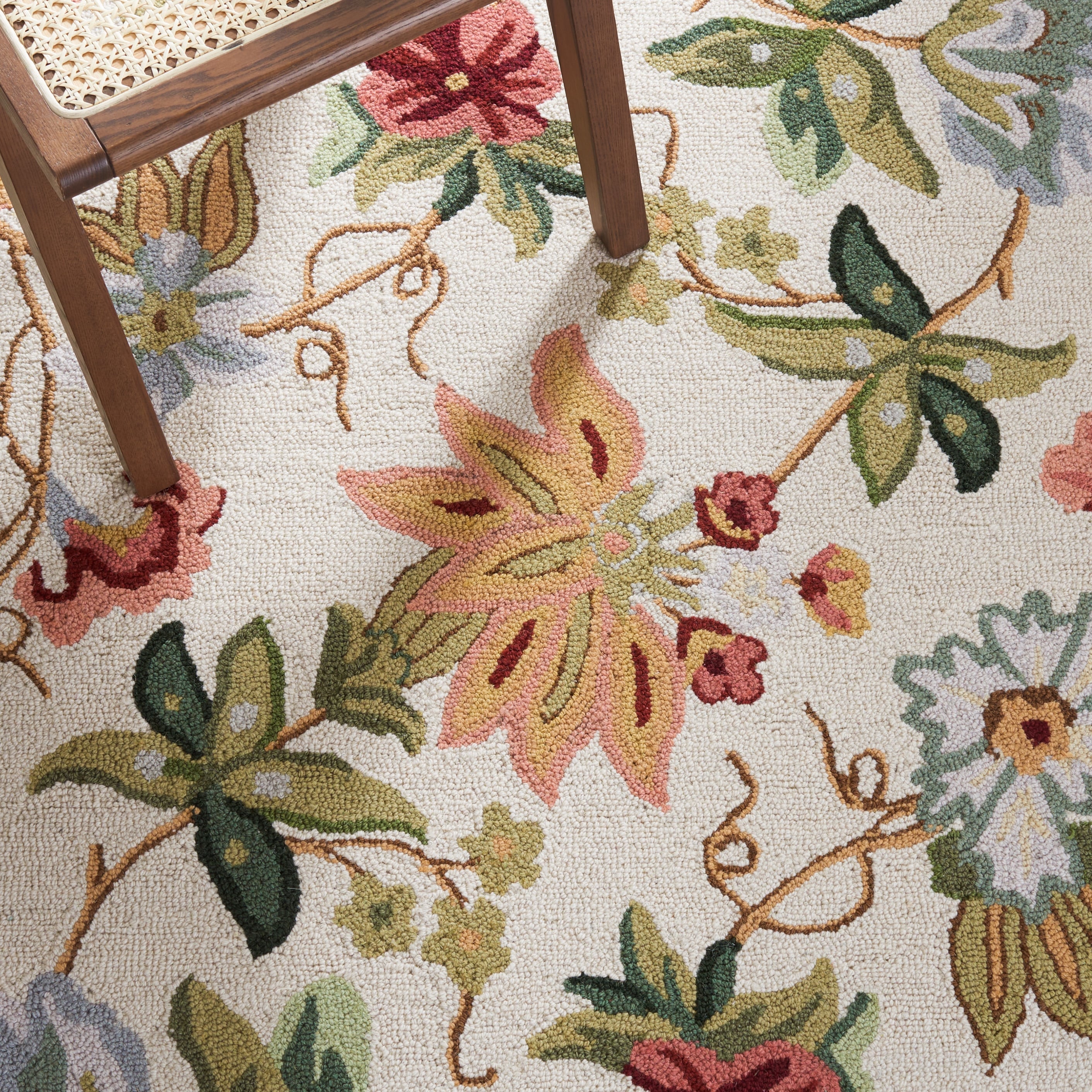 SAFAVIEH Handmade Chelsea Yauhenia French Country Floral Wool Rug