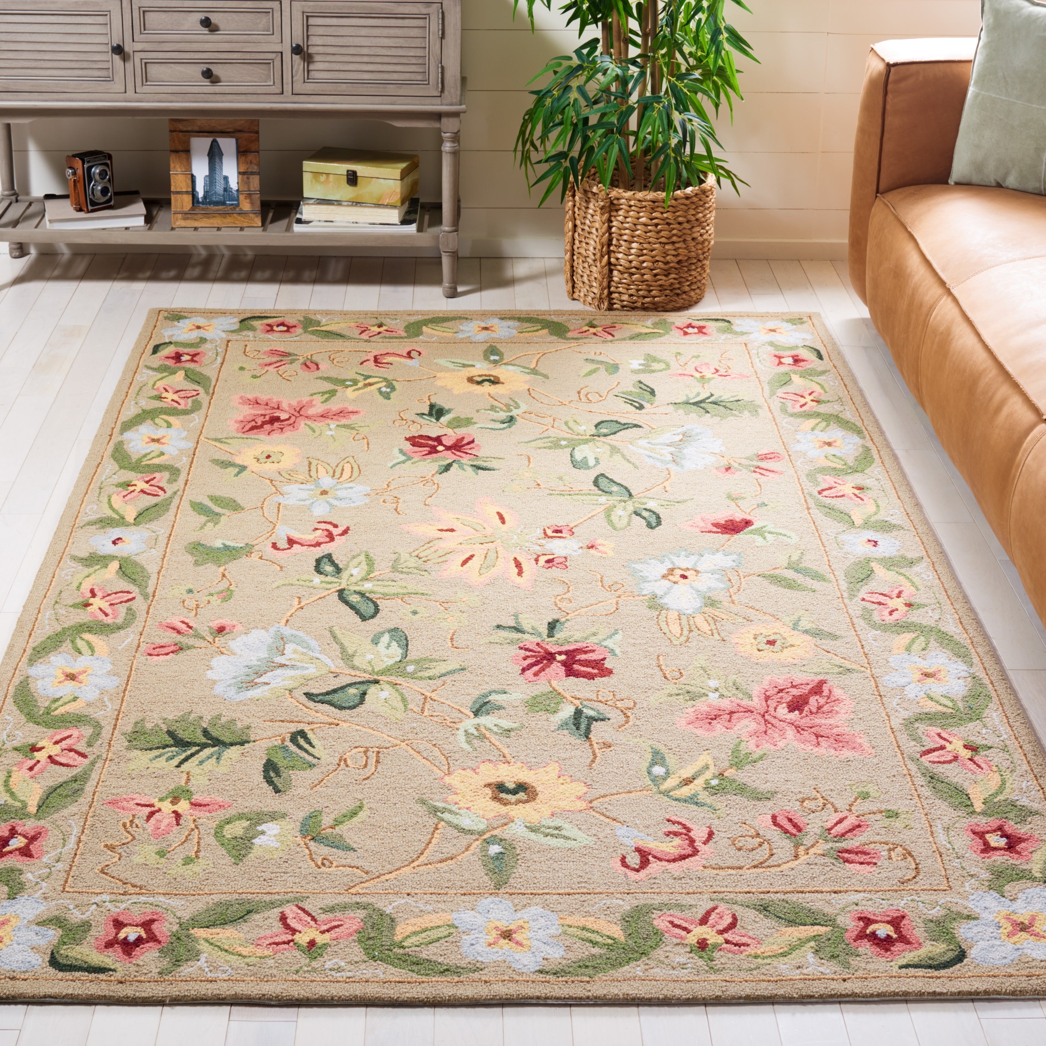 SAFAVIEH Handmade Chelsea Yauhenia French Country Floral Wool Rug