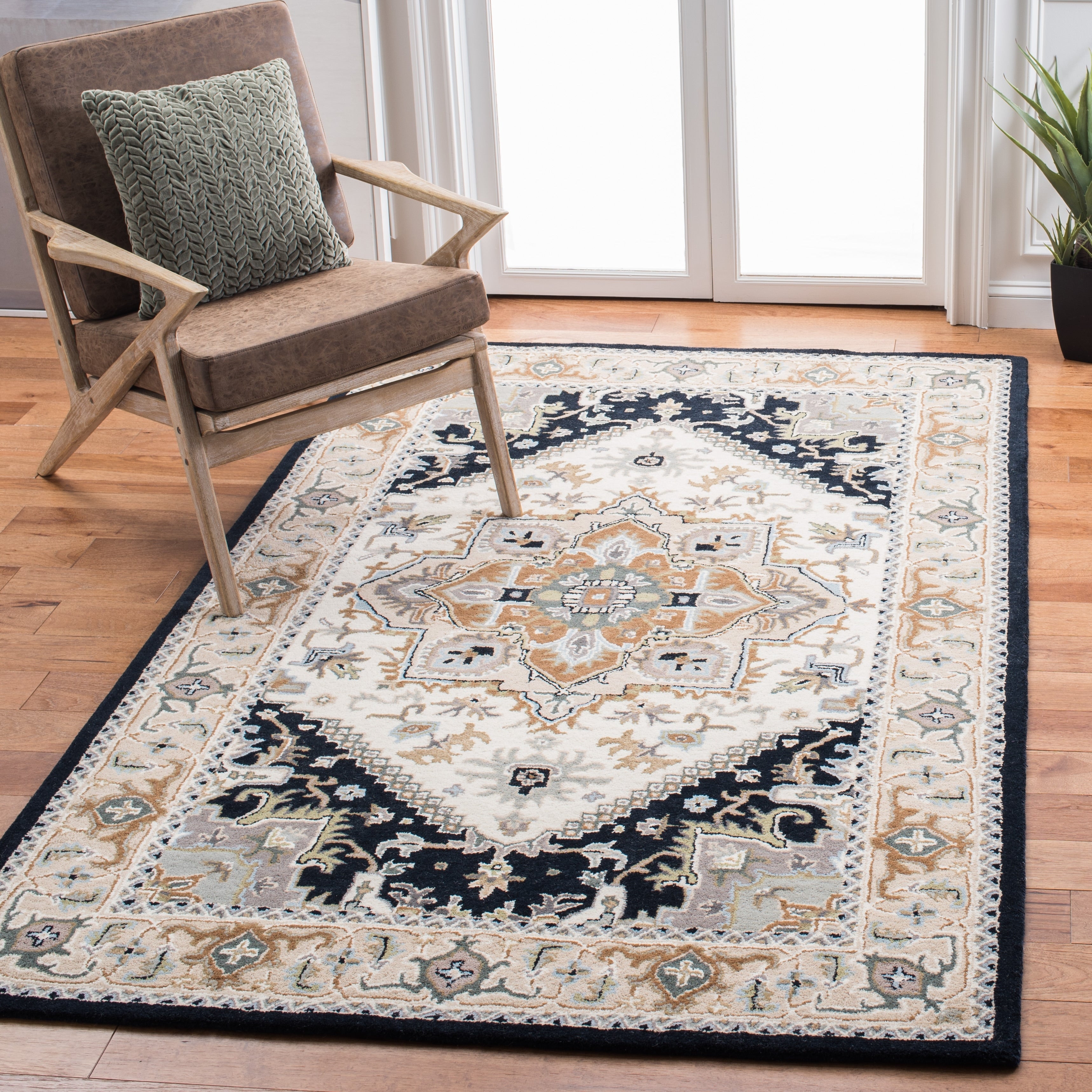 SAFAVIEH Handmade Heritage Carrol Traditional Oriental Wool Rug