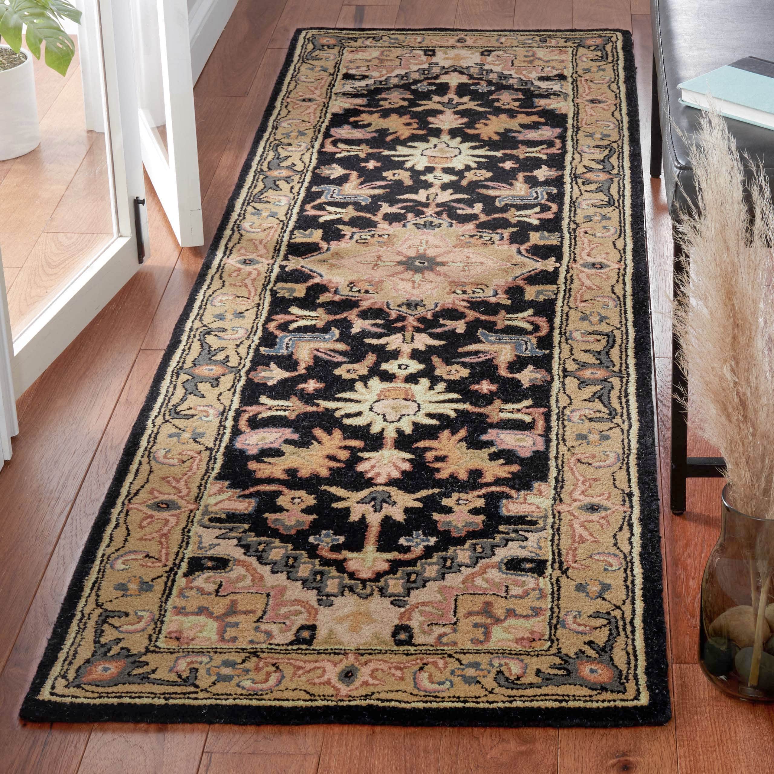 SAFAVIEH Handmade Heritage Carrol Traditional Oriental Wool Rug
