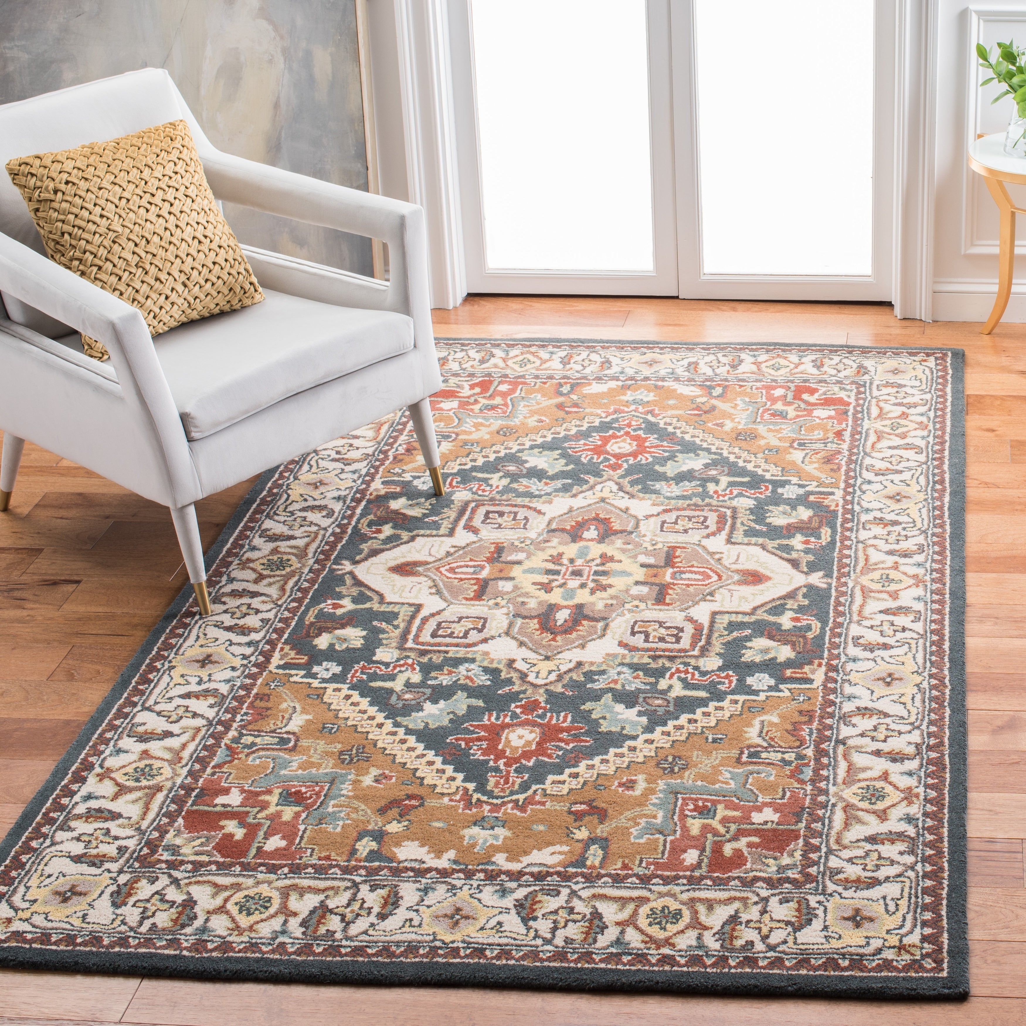 SAFAVIEH Handmade Heritage Carrol Traditional Oriental Wool Rug