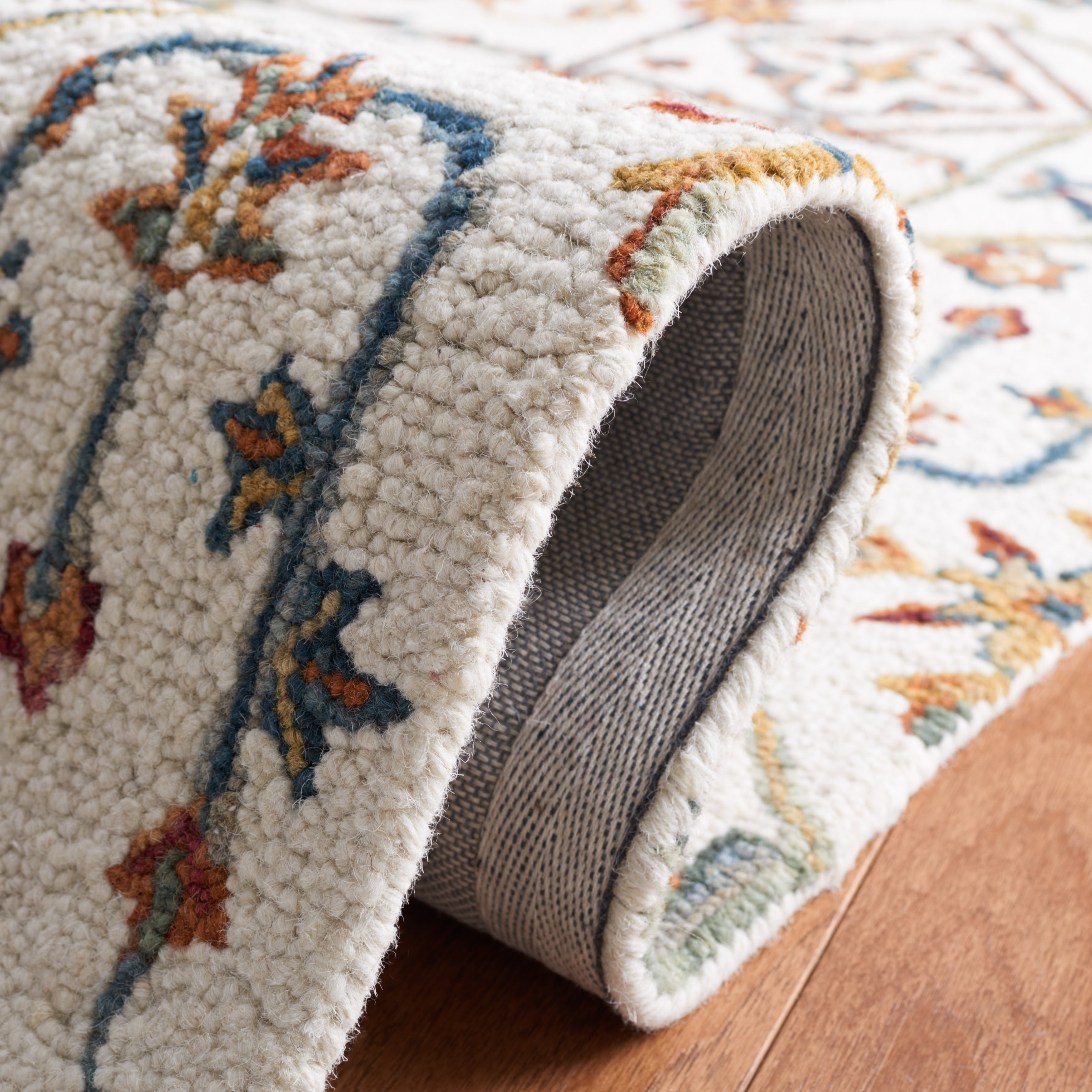 SAFAVIEH Handmade Heritage Snjolaug Floral Wool Rug