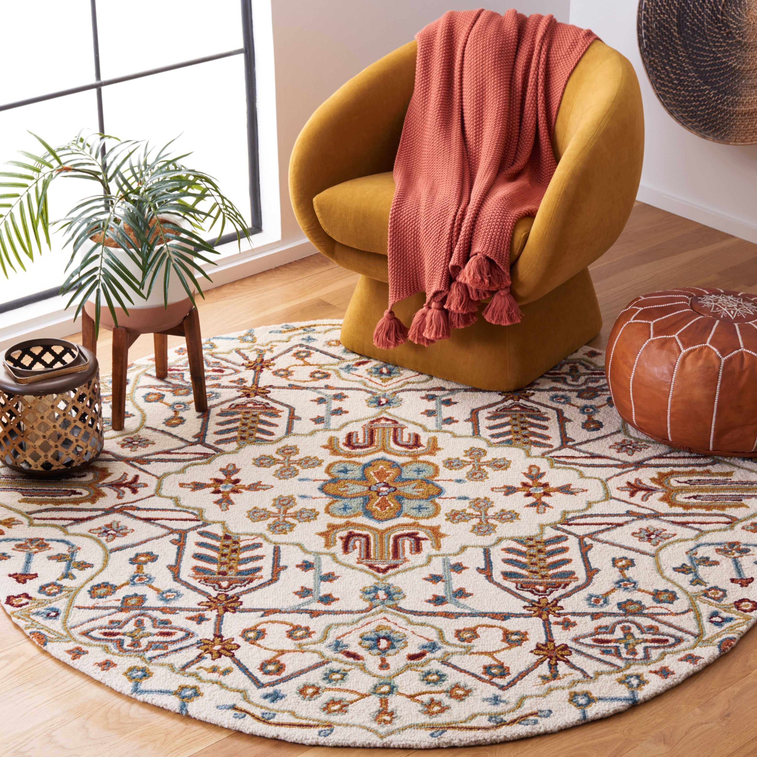 SAFAVIEH Handmade Heritage Snjolaug Floral Wool Rug
