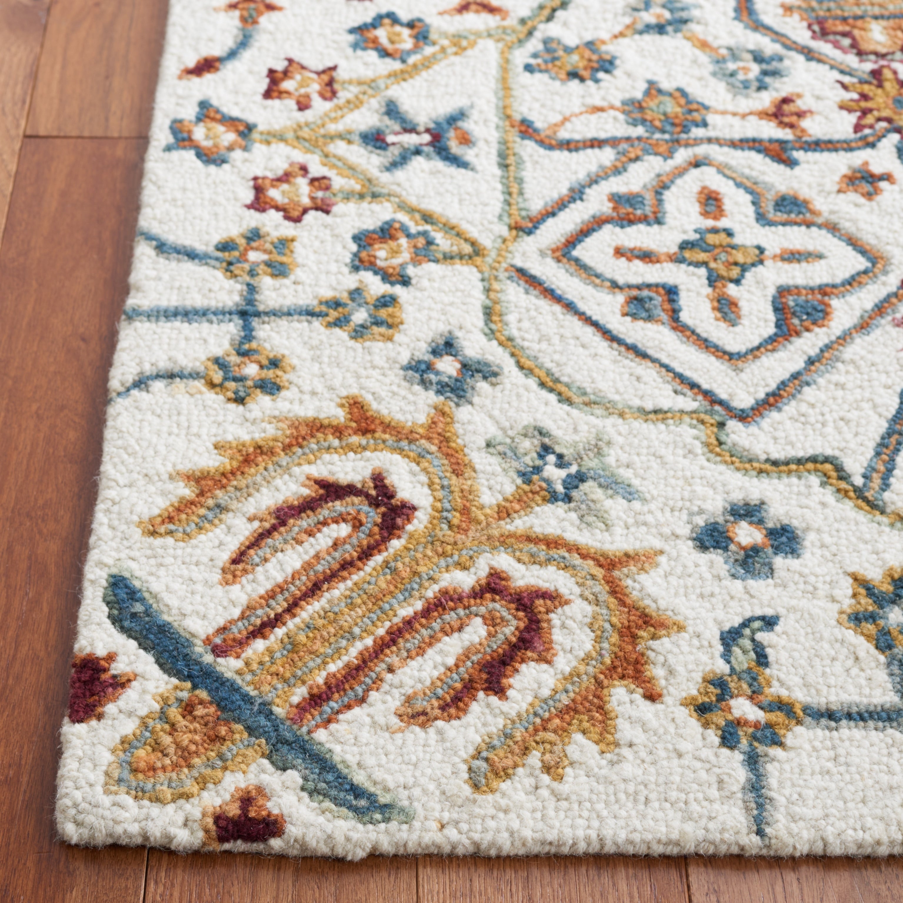 SAFAVIEH Handmade Heritage Snjolaug Floral Wool Rug
