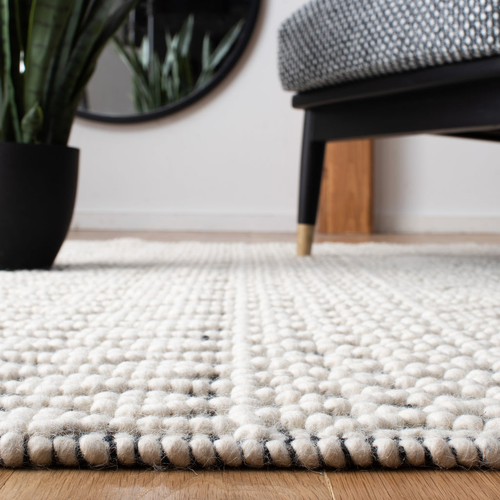 SAFAVIEH Handmade Natura Estel Wool Fringe Rug