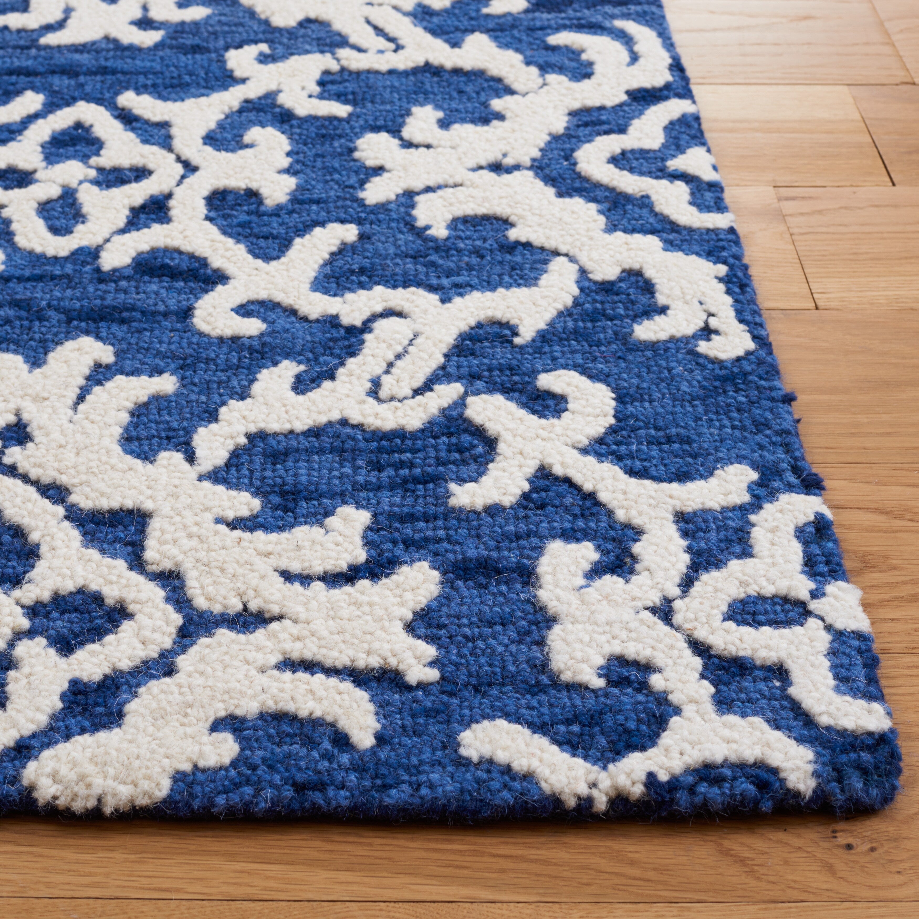 SAFAVIEH, Handmade Blossom Vesela Modern Floral Wool Rug