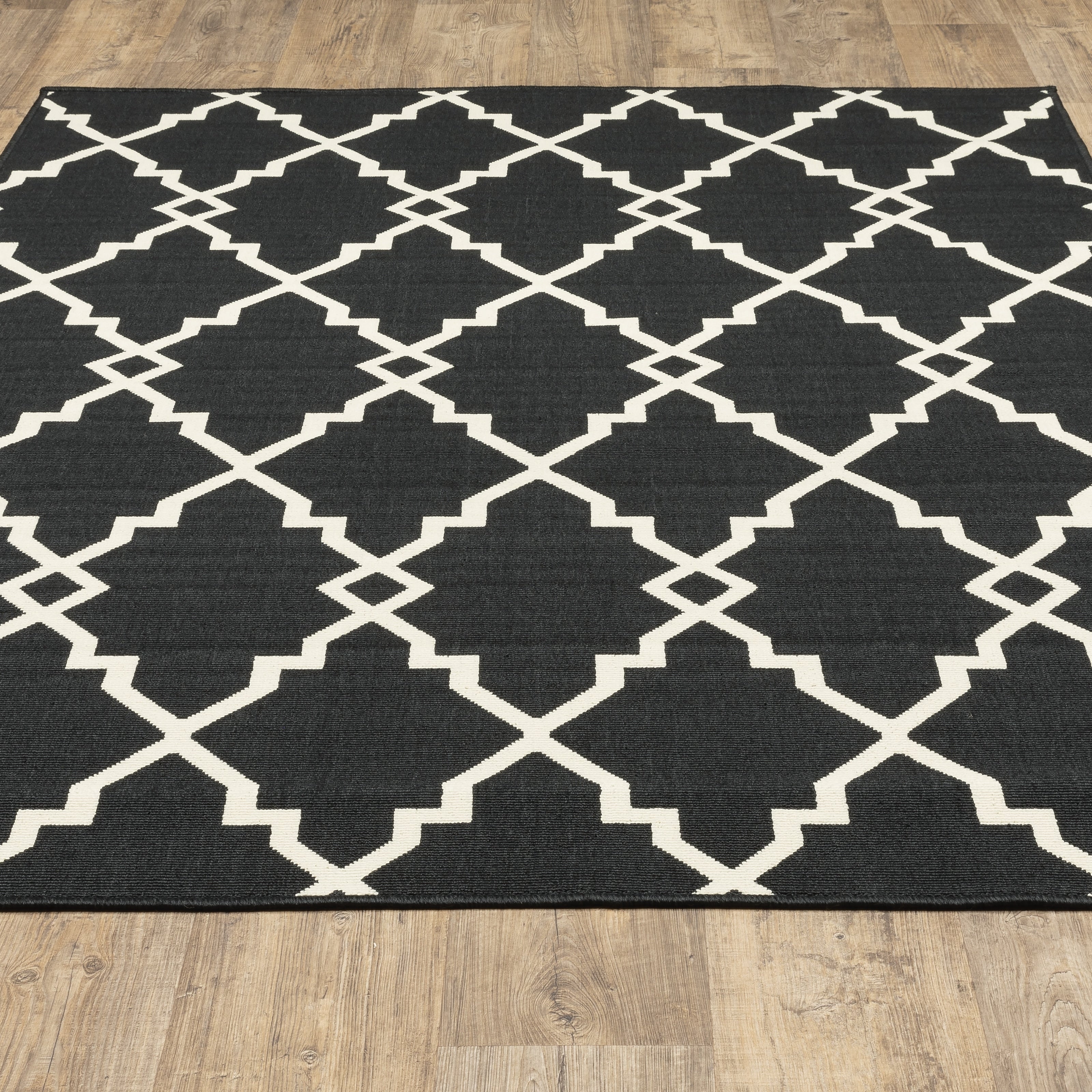 Vista Home Malta Lattice Black/ Off-White Indoor Outdoor Area Rug.