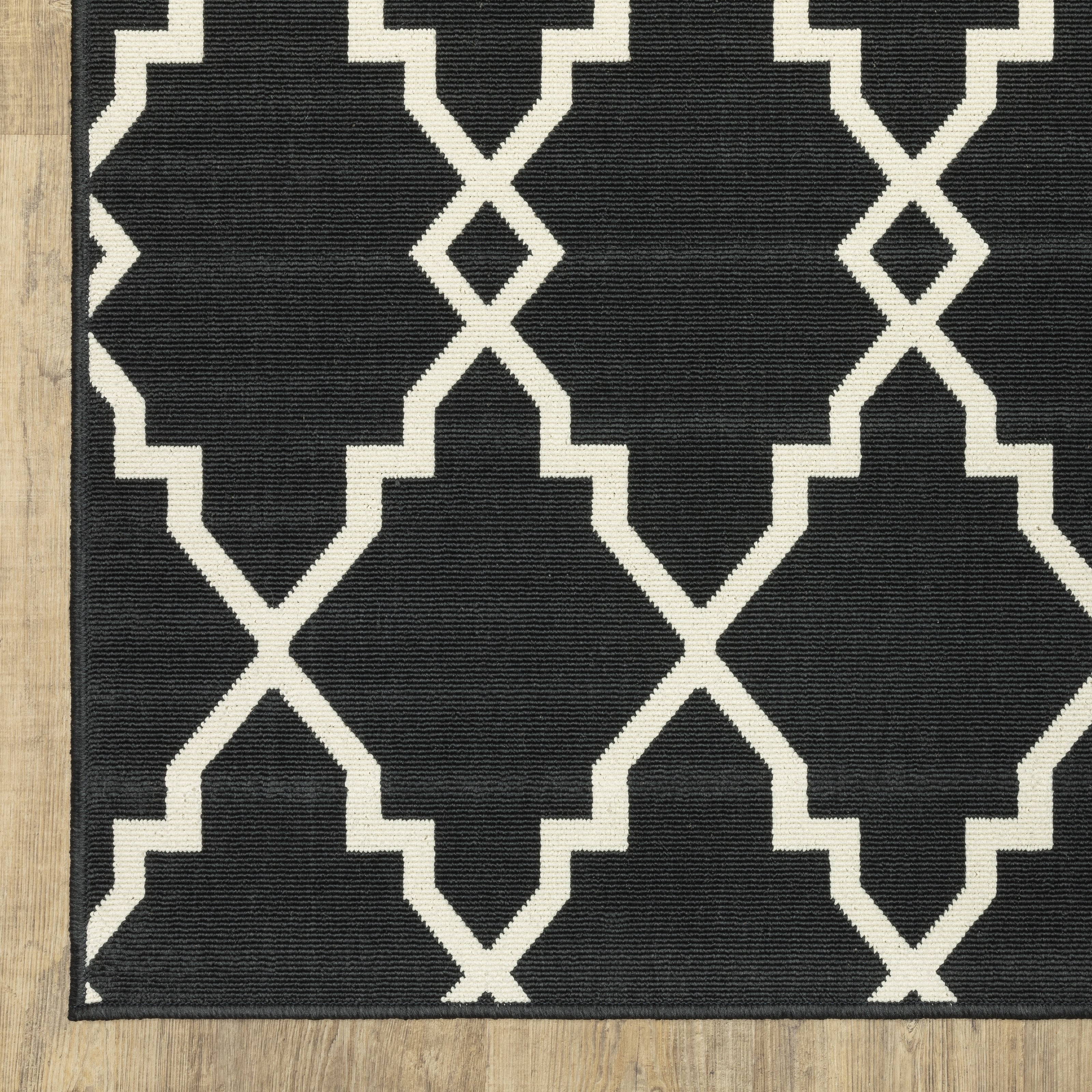 Vista Home Malta Lattice Black/ Off-White Indoor Outdoor Area Rug.